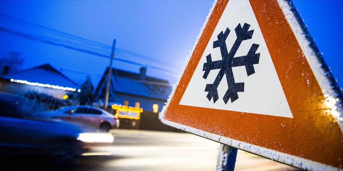 Ranné sneženie skomplikovalo v okolí Banskej Bystrice dopravu, sneh sa stále drží na Čertovici