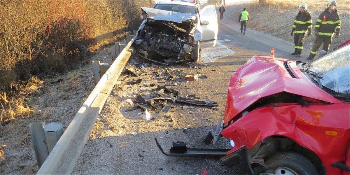 Medzi obcami Tureň a Nová Dedinka sa čelne zrazili dve autá