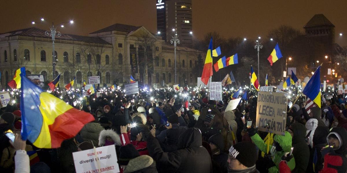 Rumuni protestujú v uliciach proti nariadeniam skorumpovanej vlády