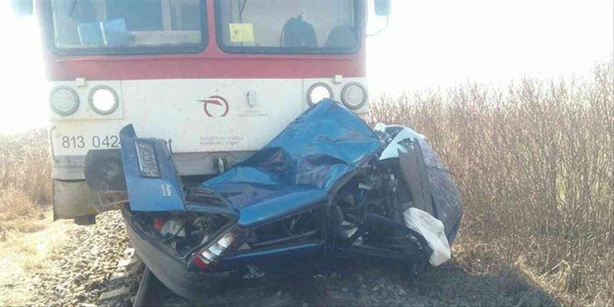 Tragédia: Na železničnom priecestí v Holíči sa zrazilo auto s vlakom, jedna osoba zahynula