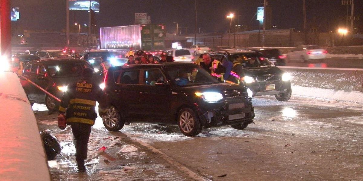 Husté sneženie v Chicagu spôsobuje hromadné havárie