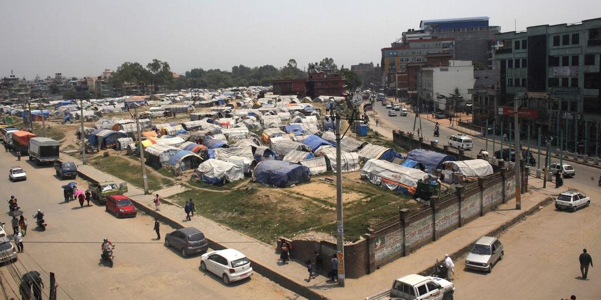 Tábor pre obete zemetrasenia v Nepále strhli, ľudia ostajú bez strechy nad hlavou