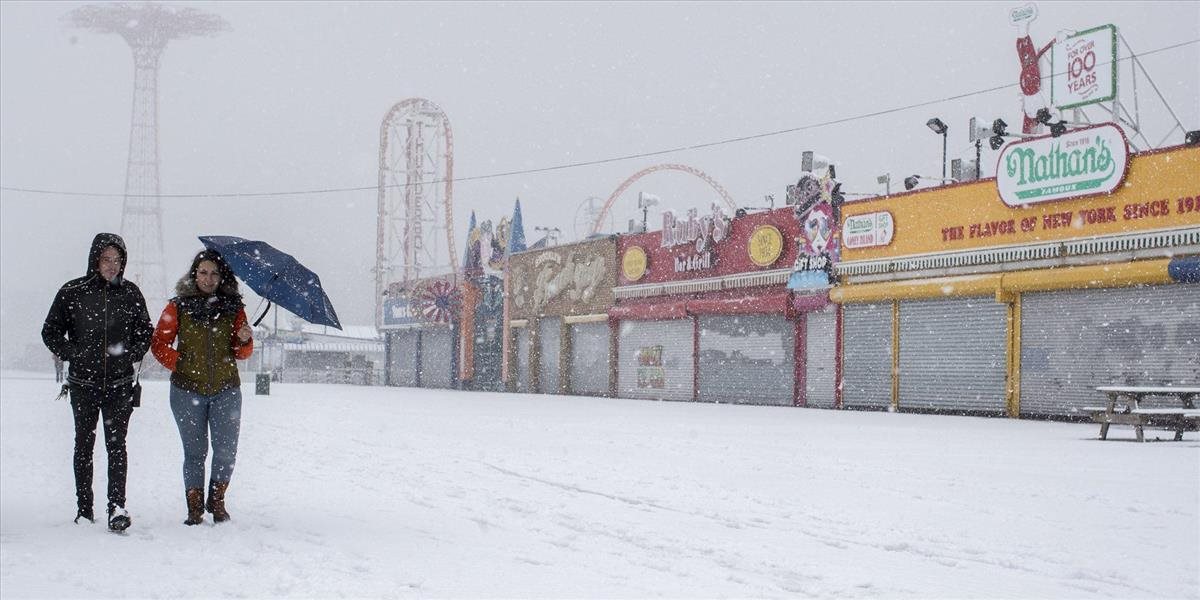 Východné pobrežie USA zasiahla snehová víchrica Stella, rušia lety aj vyučovanie