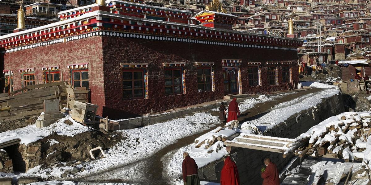 Čína sa rozhodla zrekonštruovať budhistické centrum Larung Gar