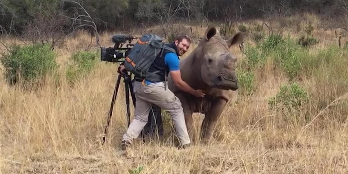 VIDEO Kameraman nemohol uveriť, čo sa mu stalo: Nosorožec mal na neho netradičnú požiadavku