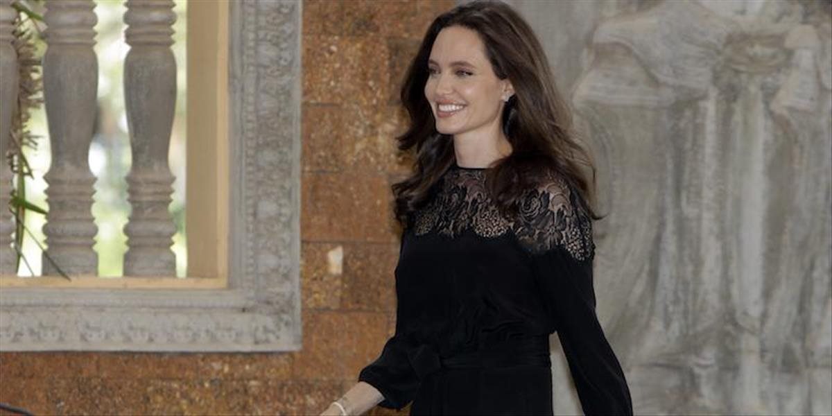 Angelina Jolie navštívila Buckinghamský palác