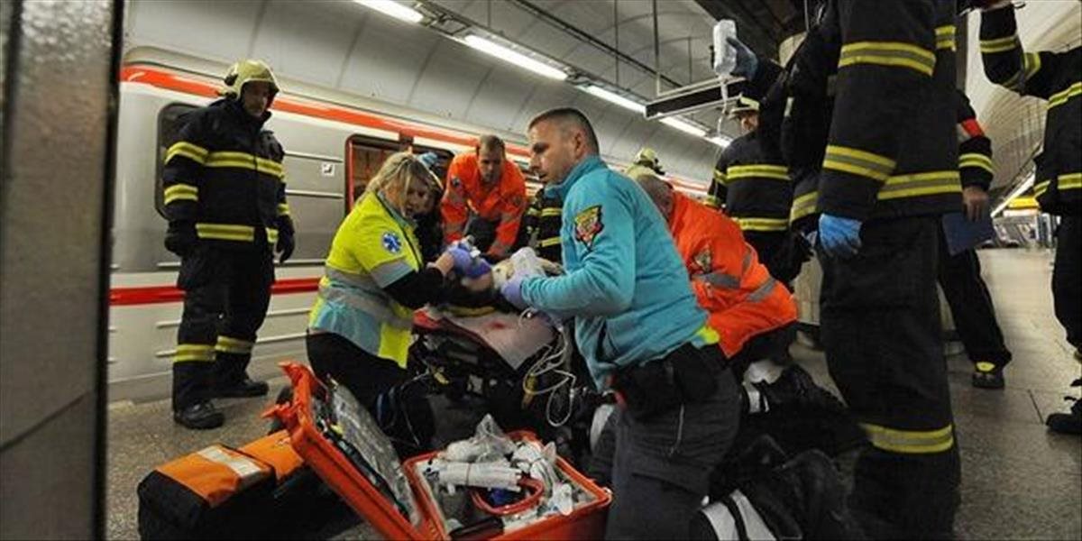 Do koľajiska pražského metra skočil cudzinec, urobil to už aj v piatok, utrpel ťažké zranenia