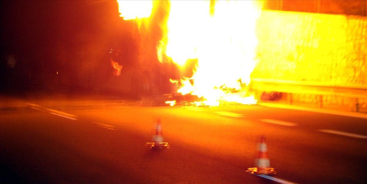 Na diaľnici D1 horel osobný automobil, vodič pohotovo zareágoval