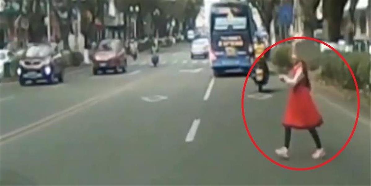 Šokujúce VIDEO Čínsky pár zneužíval dcéru (8) na špinavé kšefty, musela sa hádzať pod idúce autá