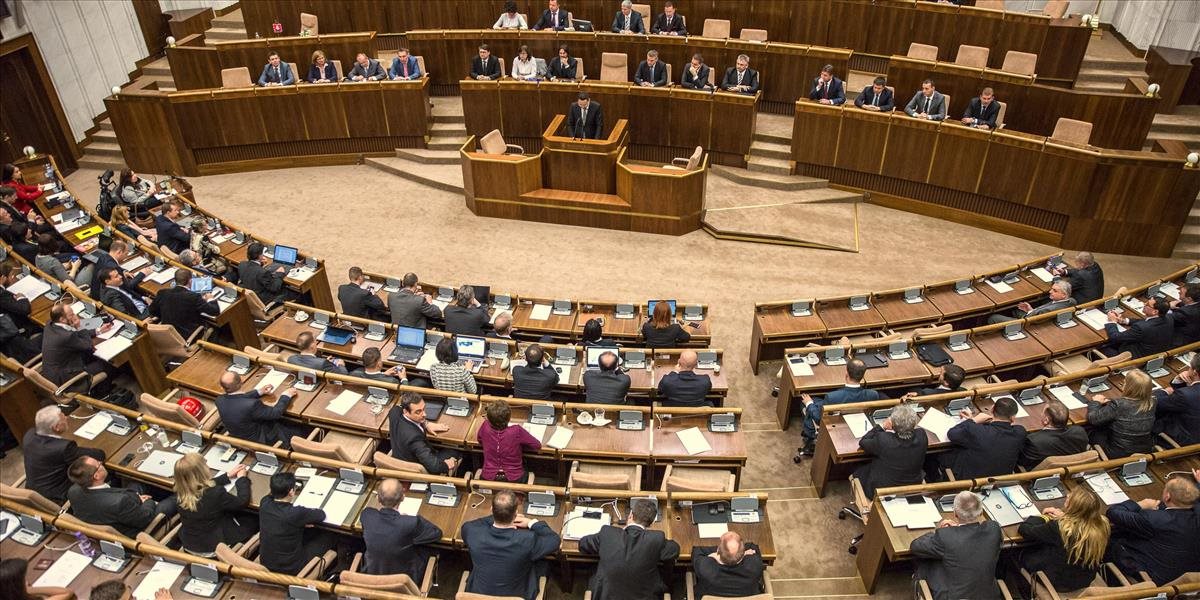Poslanci zasadnú v utorok po viac ako mesiaci do poslaneckých lavíc
