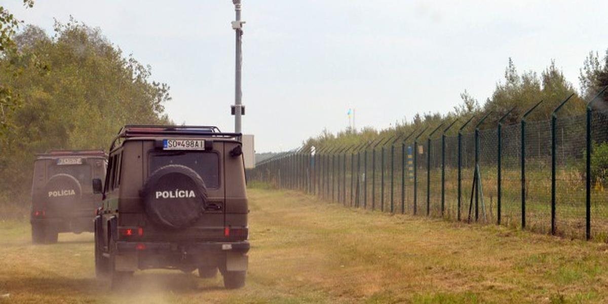 Desať slovenských policajtov odišlo do Srbska chrániť hranicu
