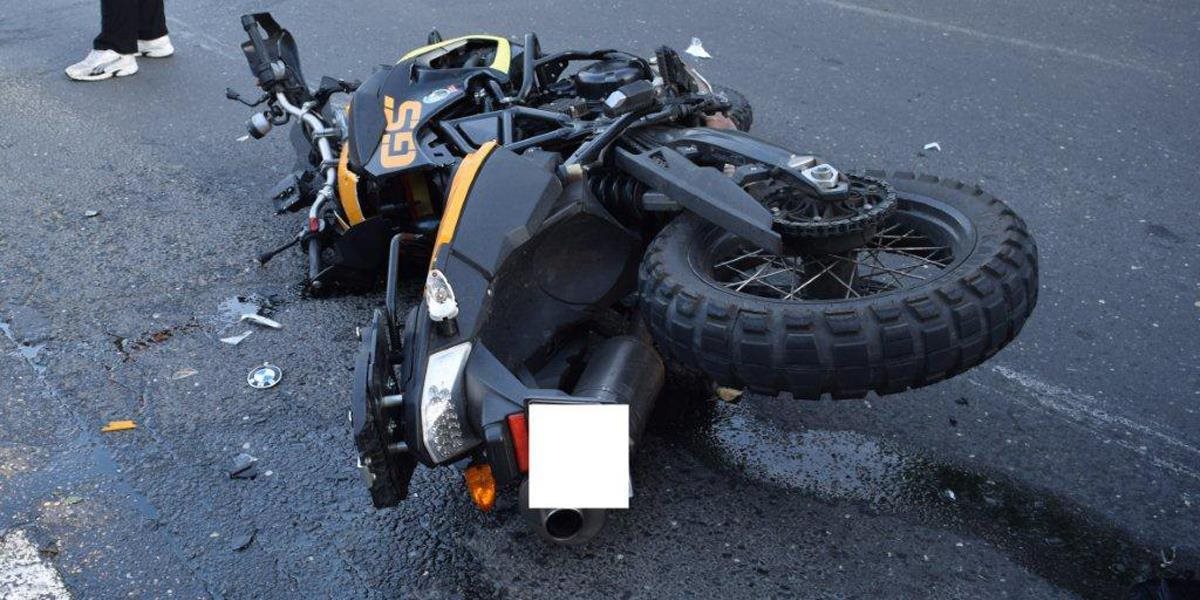 Motocyklista bez vodičáku nezvládok zákrutu, zomrel na mieste