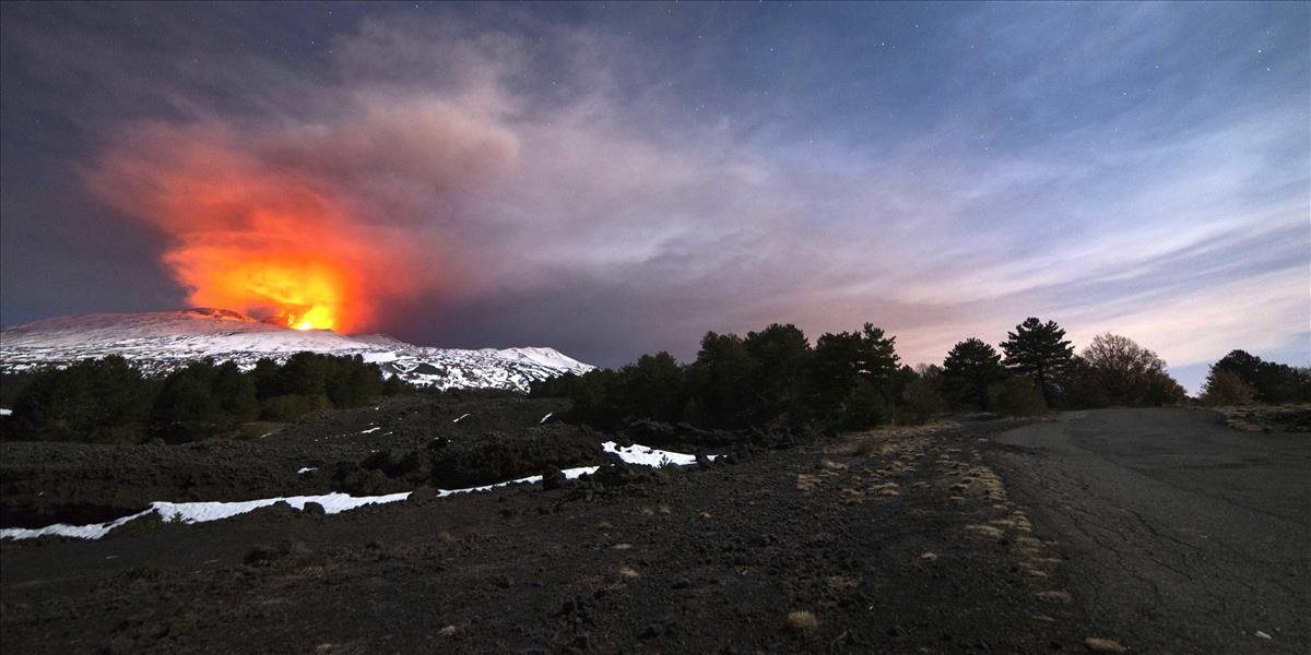 Etna znova chrlila lávu, zranenia utrpeli najmenej štyria ľudia