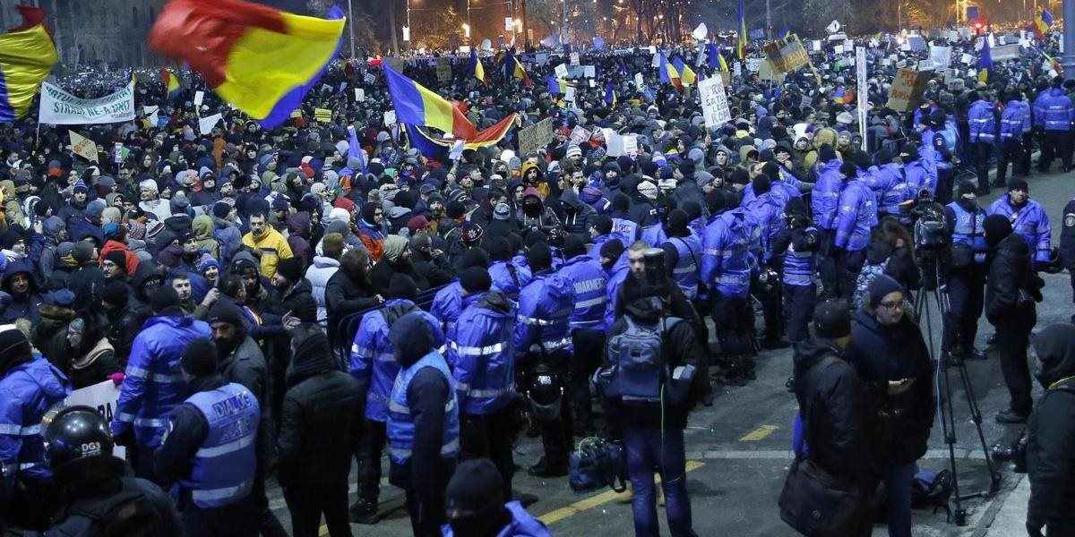 Ulice Bukurešti zaplavili davy protestujúcich policajtov