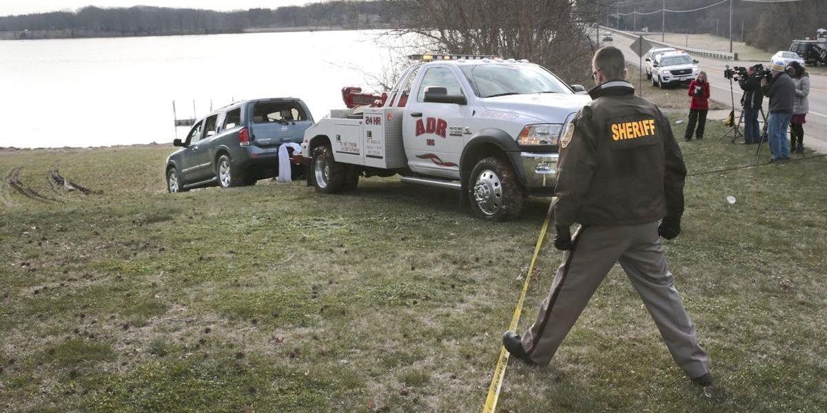 VIDEO Auto skončilo potopené v jazere: Záchranár vyťahoval zvnútra bábätko
