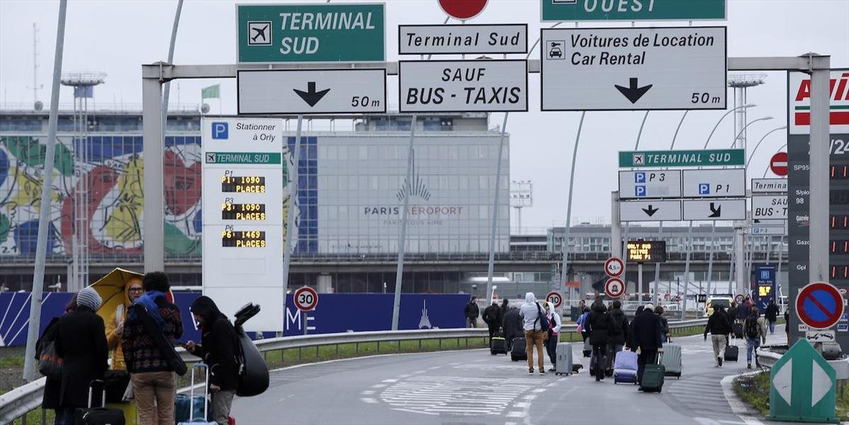 FOTO a VIDEO Na parížskom letisku zastrelili muža: Vystrašení ľudia čakajú vonku