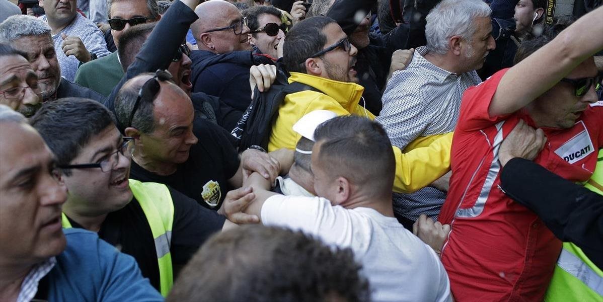 Tisíce ľudí v Barcelone protestovalo proti odtrhnutiu Katalánska od Španielska