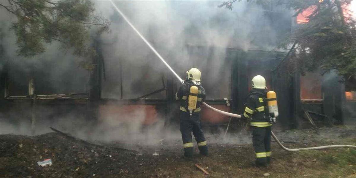 V lesíku v Hamuliakove horel mobilný včelín