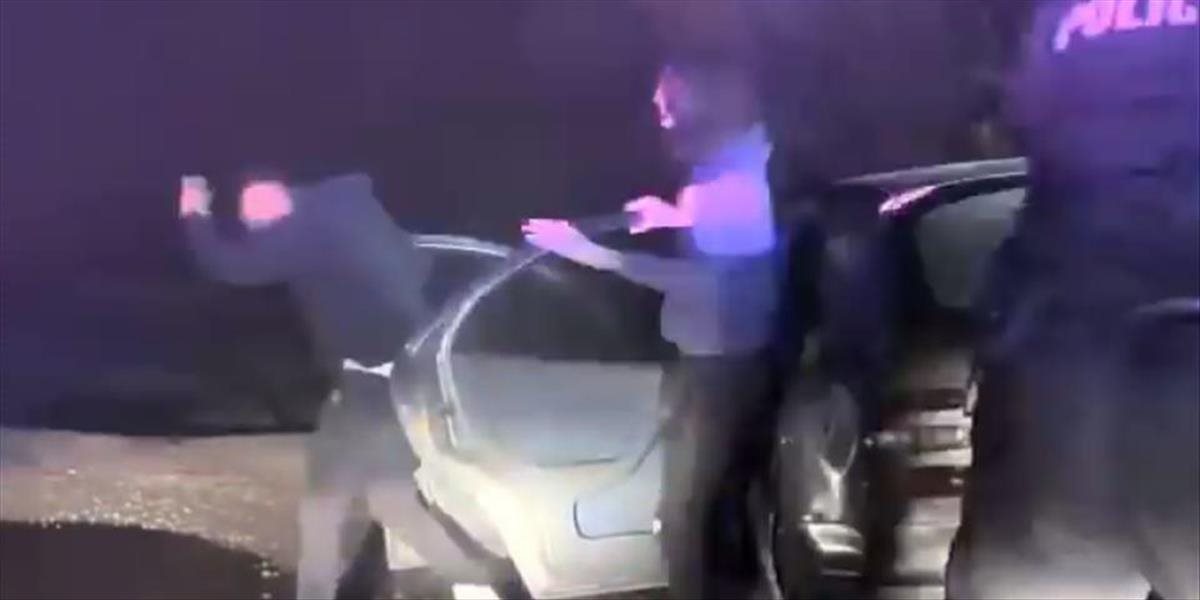 Policajtov, ktorí po naháňačke napadli mladú vodičku, už prepustili