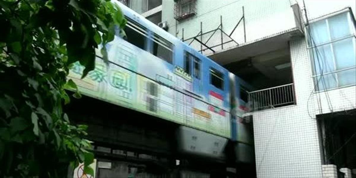 FOTO a VIDEO Netradična železnica v Číne: Prechádza obytnou budovou