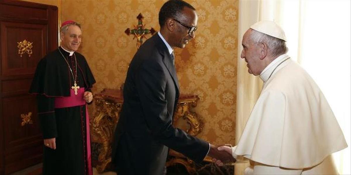 Pápež prosil Rwandu o odpustenie za hriechy a zlyhania cirkvi počas genocídy v roku 1994