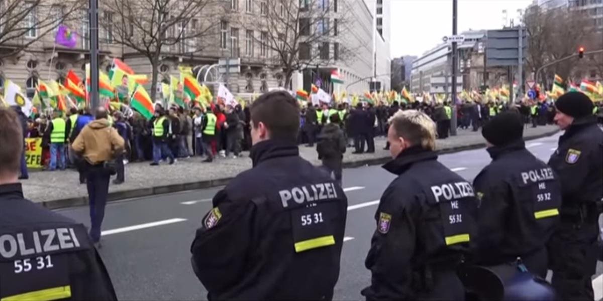 VIDEO Nemeckým Frankfurtom sa prehnali tisíce Kurdov, stopnutý Erdogan zúri