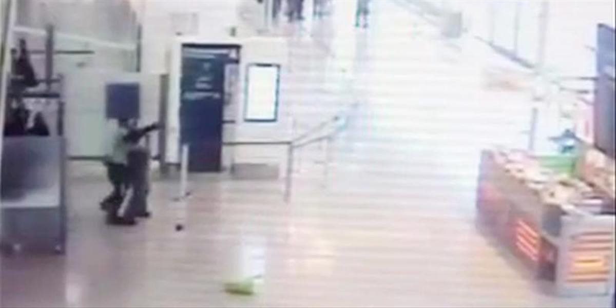 VIDEO z letiska Orly: Útočník vojačku prekvapil - napadol ju odzadu