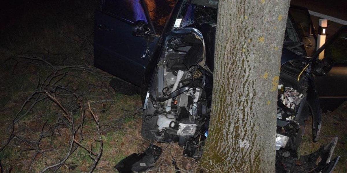 FOTO Tragická nehoda pri Galante: Vodič neprežil náraz do stromu