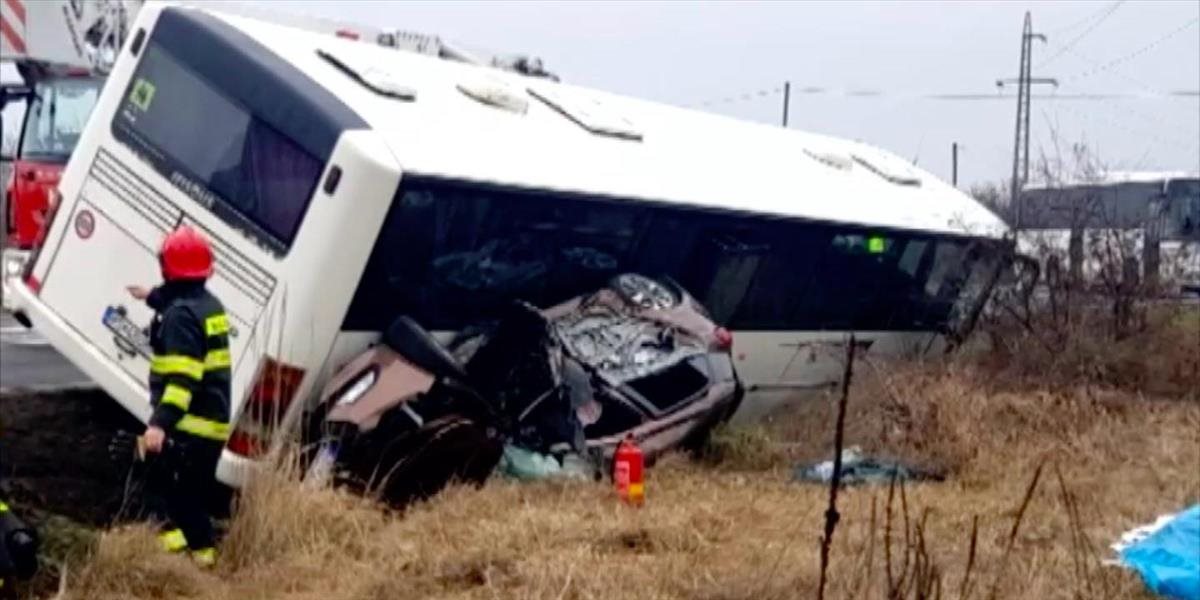 FOTO Autobus rozdrvil pri Lučenci auto v priekope: Nehodu neprežil vodič (†55)