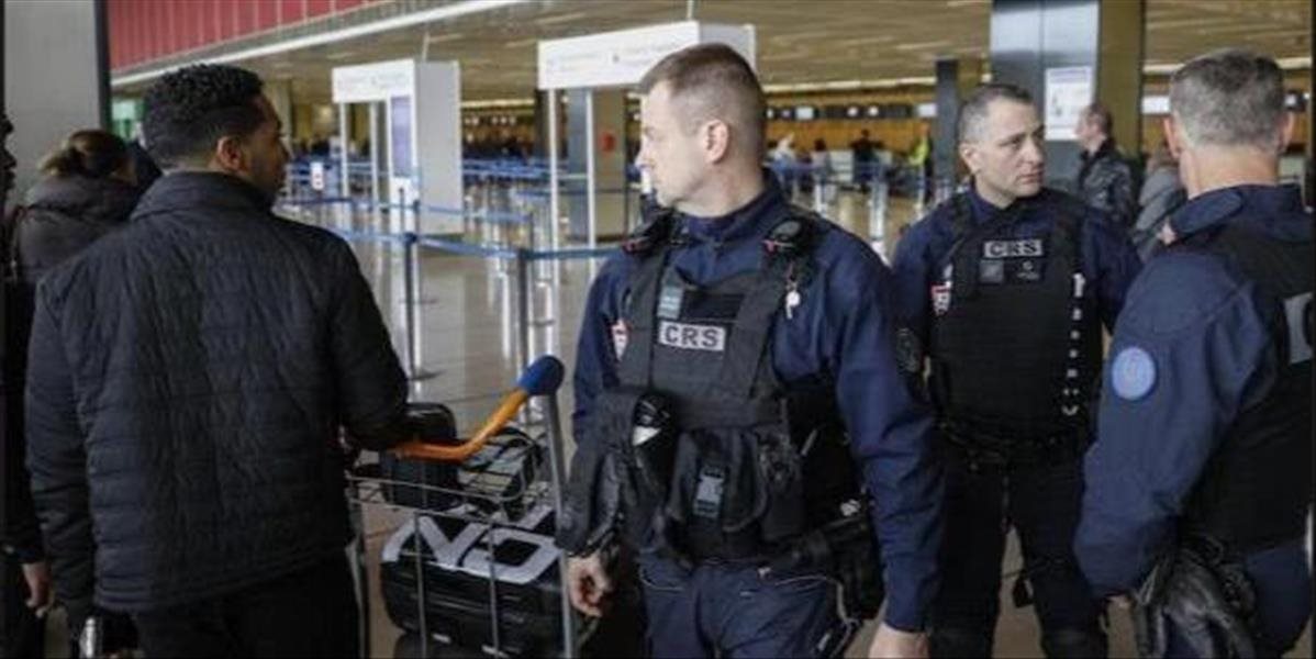 Francúzska polícia zadržala dvoch podozrivých z napomáhania teroritovi na letisku Orly