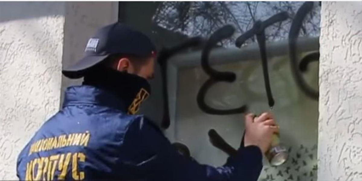 Ukrajinskí radikáli demolujú ruské banky, polícia sa len prizerá