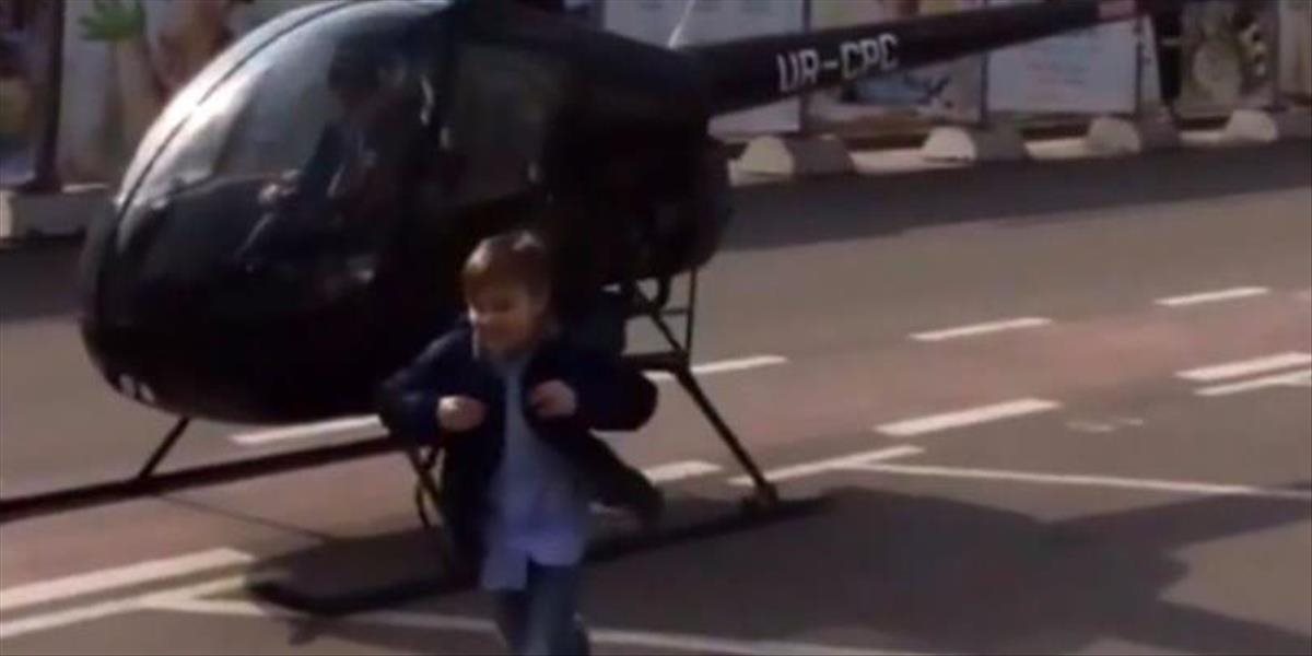 VIDEO Synáčik meškal do školy, otec ho doviezol vrtuľníkom priamo pred vchod