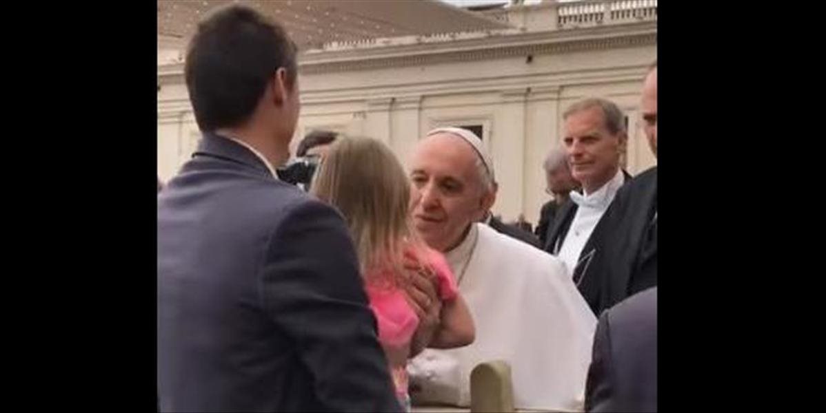 VIDEO Dievčatko pri bozkávaní okradlo pápeža