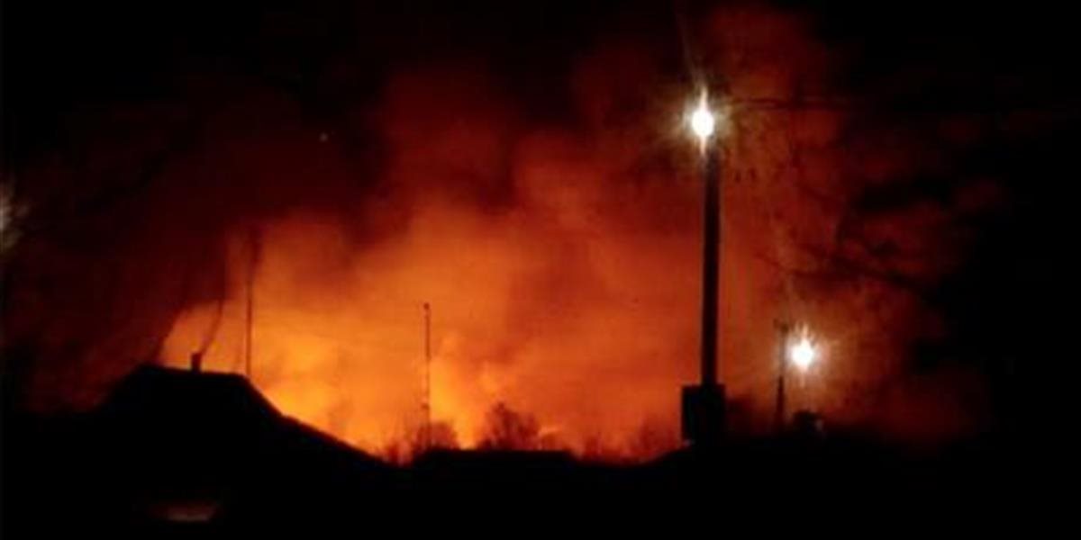 VIDEO Silný požiar pohltil muničný sklad na Ukrajine, museli evakuovať
