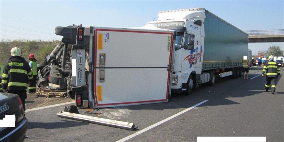 Vodiči pozor: Na diaľnici medzi Bratislavou a Trnavou sa prevrátil kamión