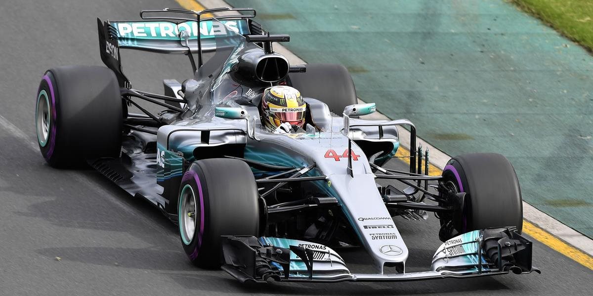 F1: Hamilton dominoval v oboch piatkových tréningoch pred VC Austrálie