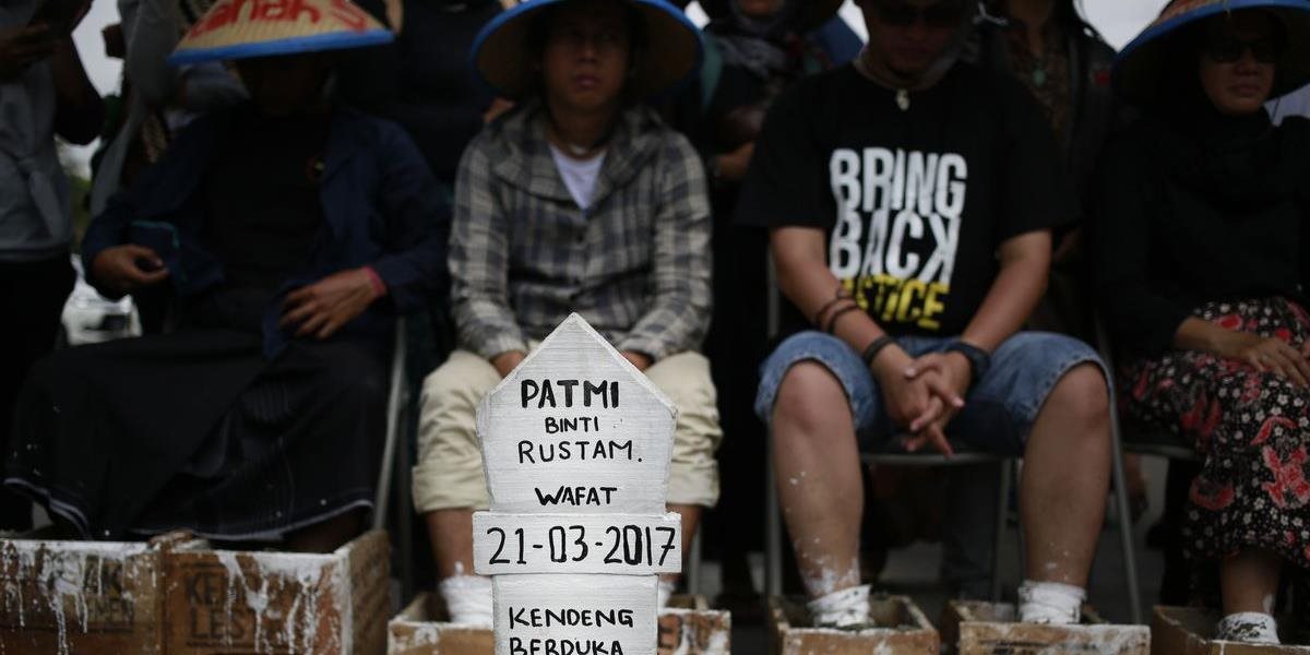 Na protest si poľnohospodári v Indonézii zabetónovali nohy