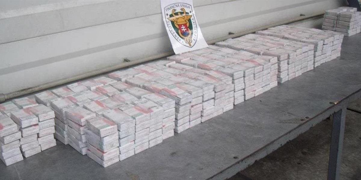 Dvoch mužov prichytili colníci pri pašovaní 1 500 kartónov cigariet