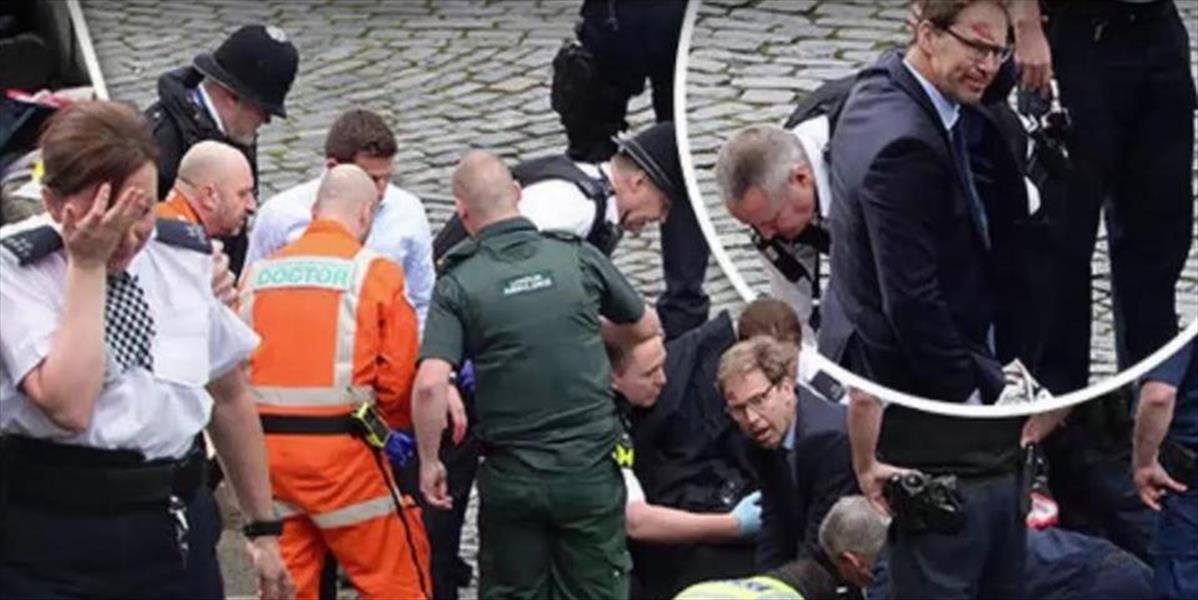 Británia si uctila zákonodarcu Ellwooda, ktorý sa pokúšal zachrániť policajta