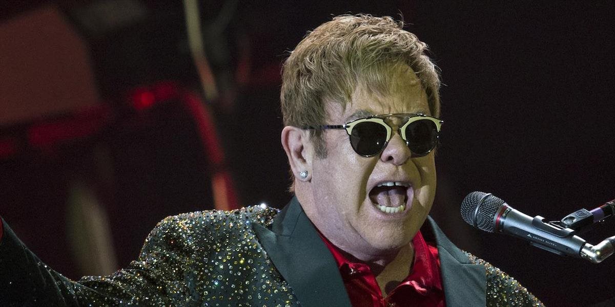 Sir Elton John dnes vstupuje do radov sedemdesiatnikov