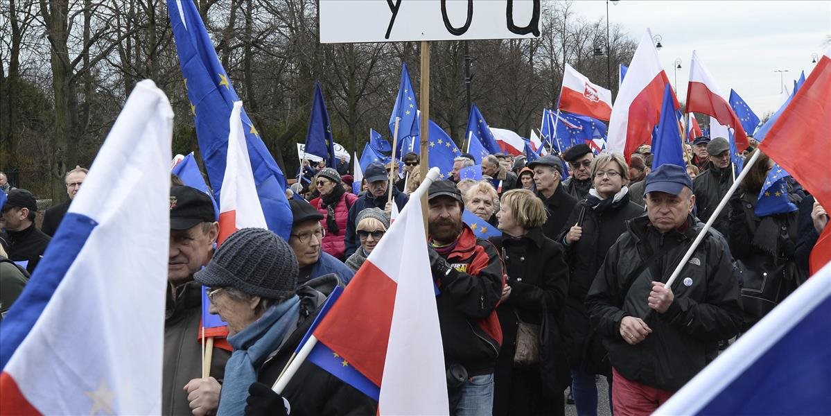 Tisíce Poliakov demonštrovali vo Varšave na podporu EÚ