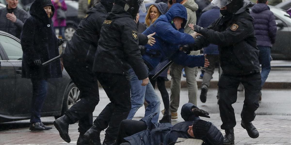 Asi 700 ľudí prišlo na zakázaný protivládny protest v Minsku