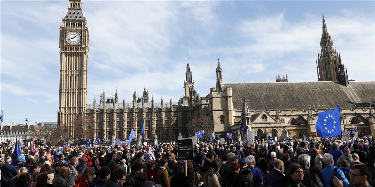 Odporcovia brexitu demonštrovali v uliciach Londýna a Edinburghu