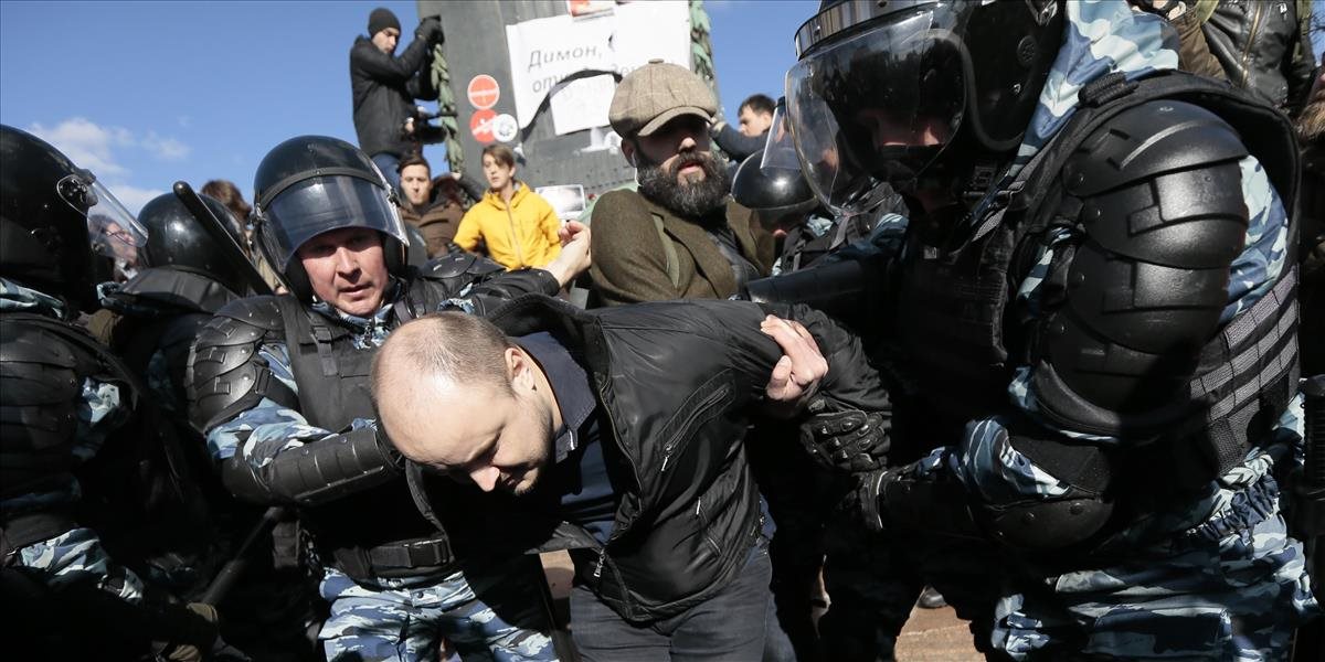 Rusko zasiahla vlna protestov proti korupcii: Zatkli lídra opozície Navaľného