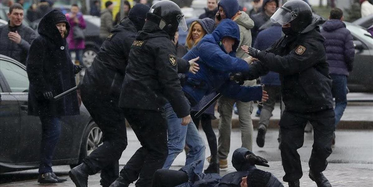 V Bielorusku zatkli 30 ľudí, ktorí žiadali správy o zadržaných na masovom proteste