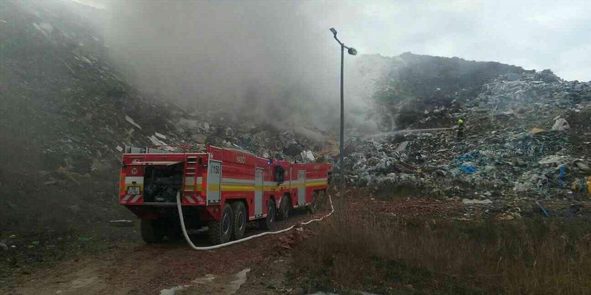 Požiar na skládke v Trnave pomáhajú likvidovať aj vojaci