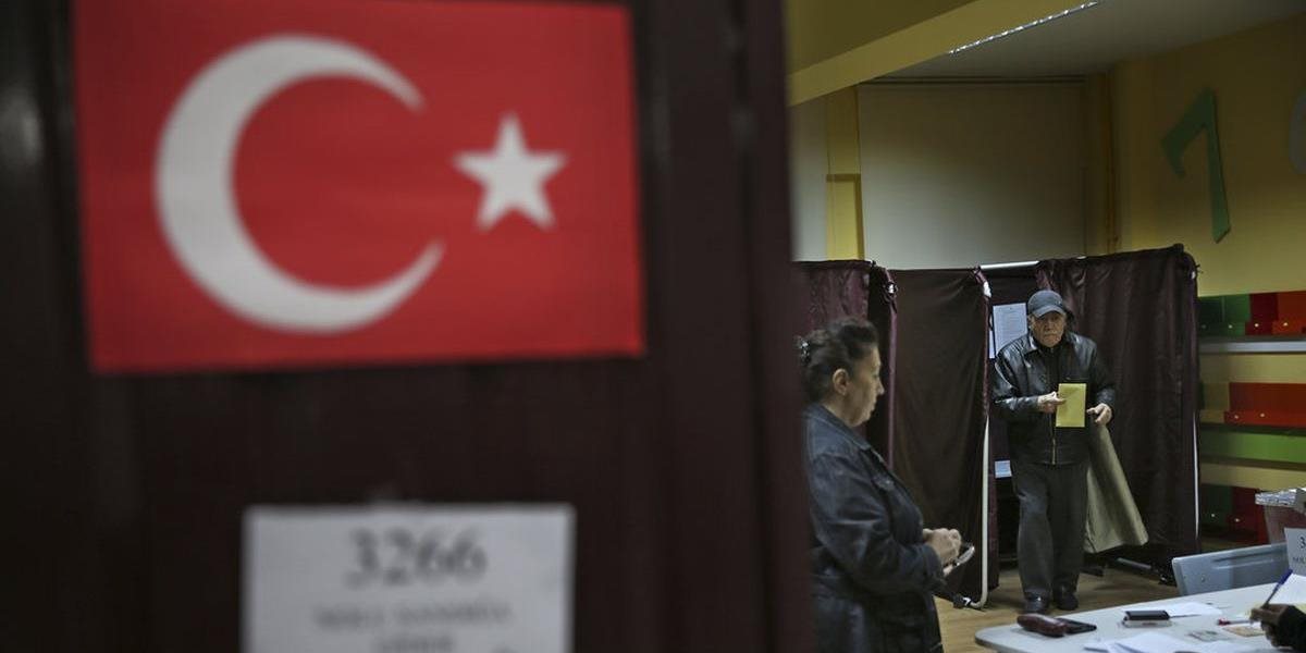Turci žijúci v zahraničí začali hlasovať v referende o prezidentských právomociach