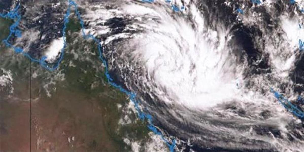 K severovýchodu Austrálie sa ženie cyklón, evakuovali pobrežie Queenslandu