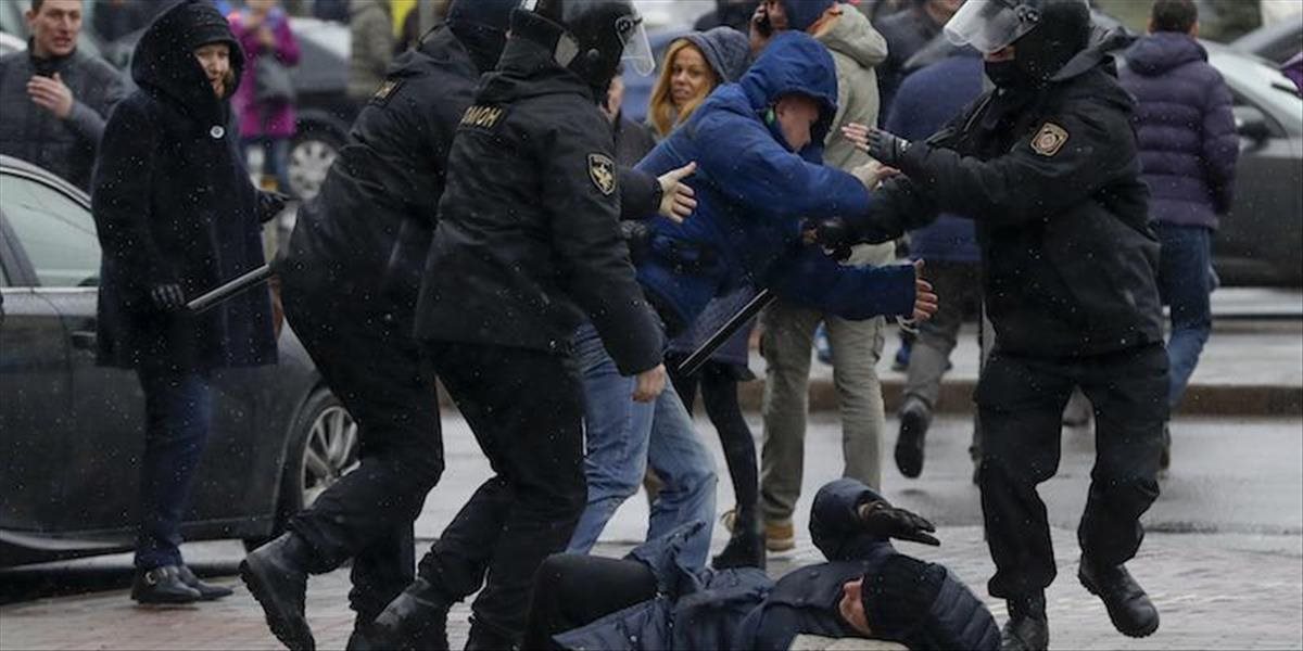 Počas víkendových protestov v Bielorusku zadržali od 400 do 700 ľudí