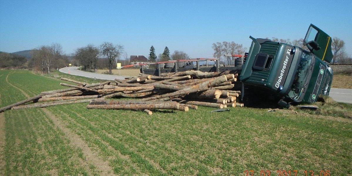 FOTO Kamión s drevom sa prevrátil do poľa, unikli z neho prevádzkové kvapaliny